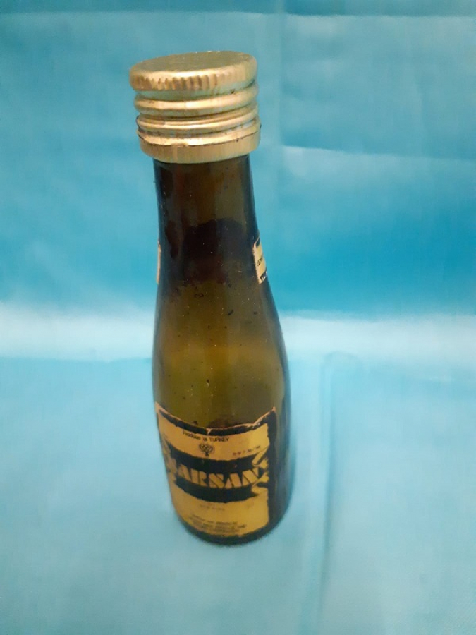 YERLİ TÜRK MALI ŞARSAN KIRMIZI ŞARAP 50 ML MİNYATÜR İÇKİ ŞARAP ŞİŞESİ KAPAGI ACILMAMIŞ DOLU KOLEKSİYON 