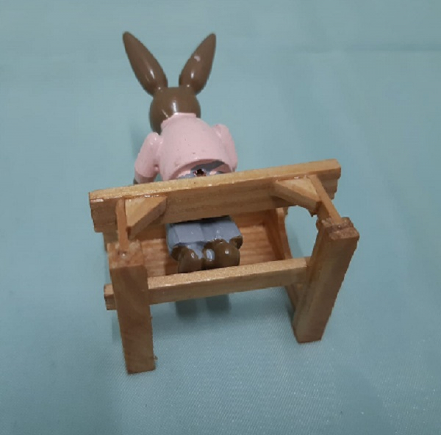 AHŞAP OKUL SIRASINDA OTURAN TAVŞAN KUTUSUNDA 3 ADET