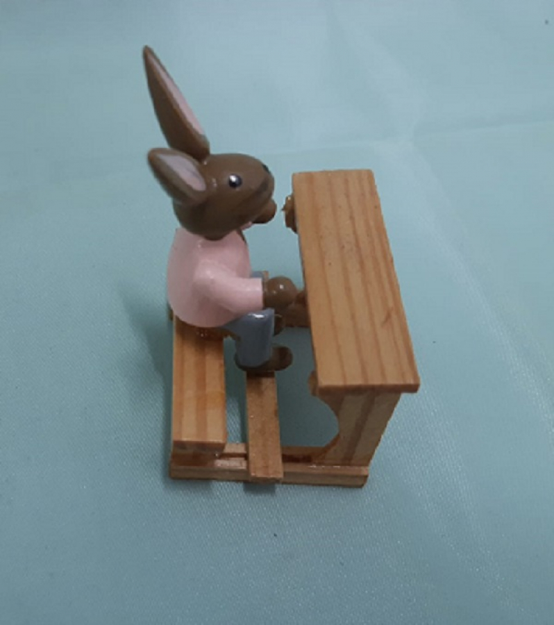 AHŞAP OKUL SIRASINDA OTURAN TAVŞAN KUTUSUNDA 3 ADET