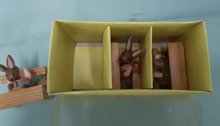 AHŞAP OKUL SIRASINDA OTURAN TAVŞAN KUTUSUNDA 3 ADET