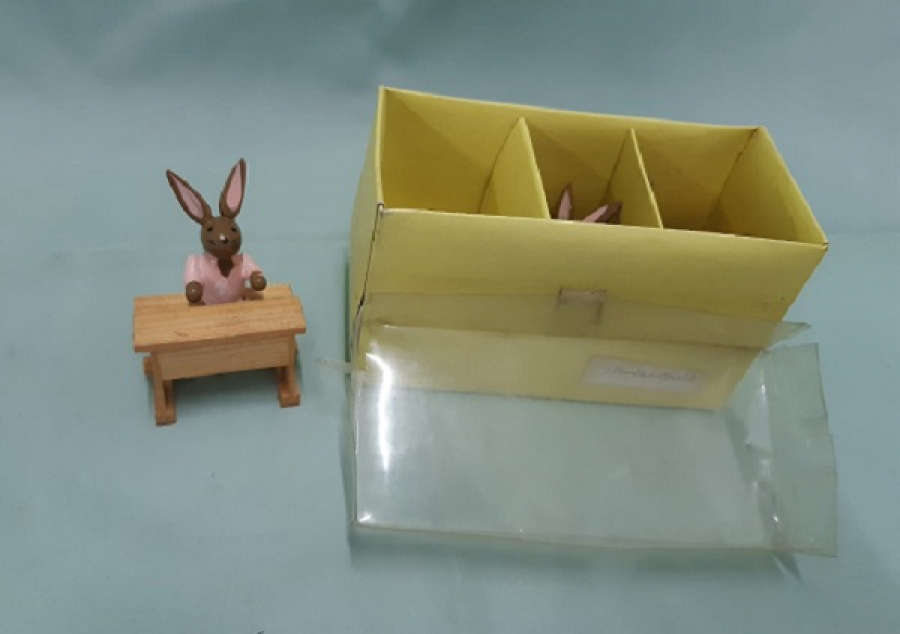 AHŞAP OKUL SIRASINDA OTURAN TAVŞAN KUTUSUNDA 3 ADET