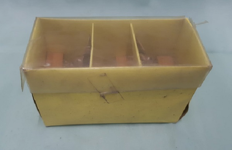 AHŞAP OKUL SIRASINDA OTURAN TAVŞAN KUTUSUNDA 3 ADET