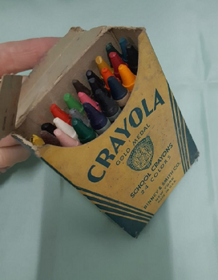 PASTEL BOYAMA RENKLİ KALEMLERİ CRAYOLA  NO : 242 COLD MEDAL KALEM AMERİKAN KUTUSUNDA