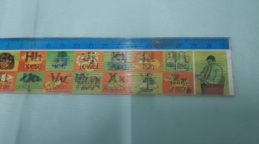 OKUL CETVELİ 30 CM BOYUNDA ÜZERİNDE ALFABE VE 3 D GÖRÜNTÜLÜ RESİMLER 80 Lİ YILLAR