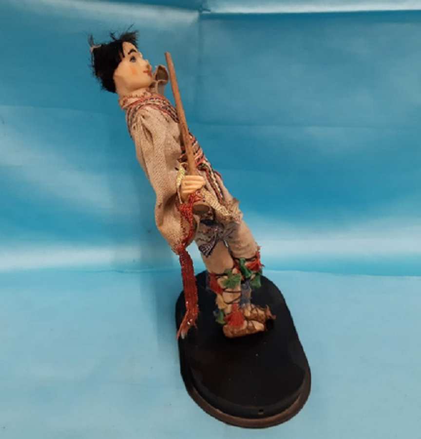 YUNAN GREGO YÖRESEL KIYAFETLİ OYUN OYNAYAN KAİDELİ FÜGÜR