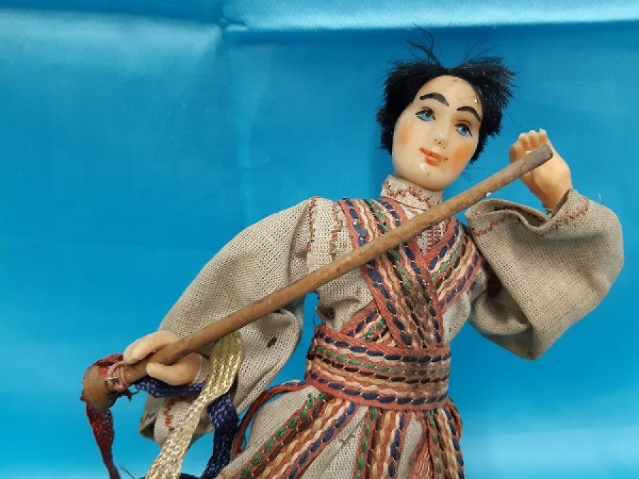 YUNAN GREGO YÖRESEL KIYAFETLİ OYUN OYNAYAN KAİDELİ FÜGÜR