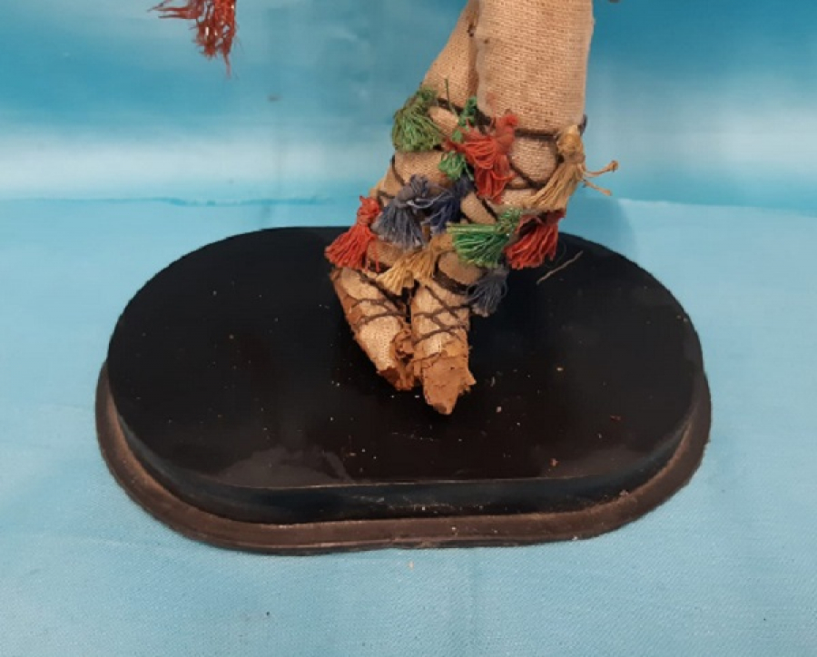 YUNAN GREGO YÖRESEL KIYAFETLİ OYUN OYNAYAN KAİDELİ FÜGÜR