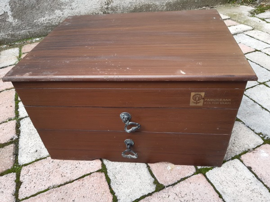 PAMUK BANK KÜLTÜR VAKFI AHŞAP CEKMECELİ KAPAKLI  KUTU