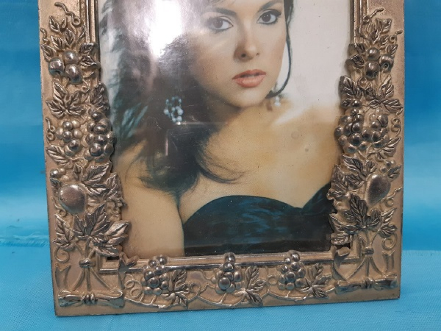 GÜMÜŞ KAPLAMA İŞLEMELİ AYDAN ŞENER KARTPOSTAL ÇERÇEVE 