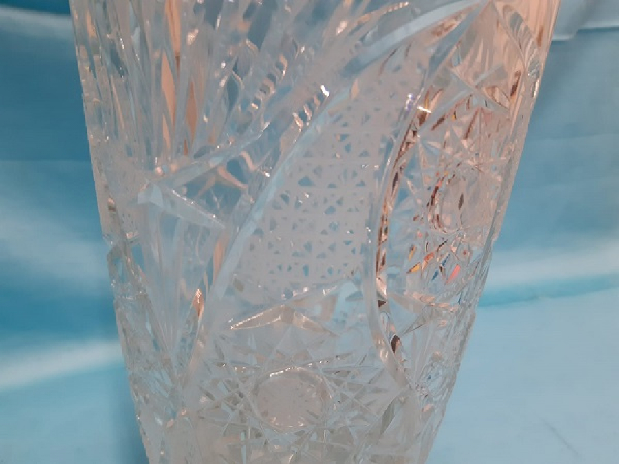 KRİSTAL CAM KESME ÜZERİ İŞLEME DESENLİ  VAZO 