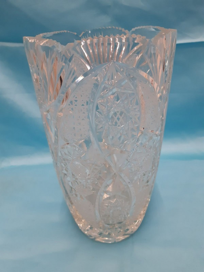 1970 KRİSTAL KESME ÜZERİ İŞLEME DESENLİ  ORTA SEHBA VEYA  MASA ÜZERİ BİLLÜR CAM  VAZO 