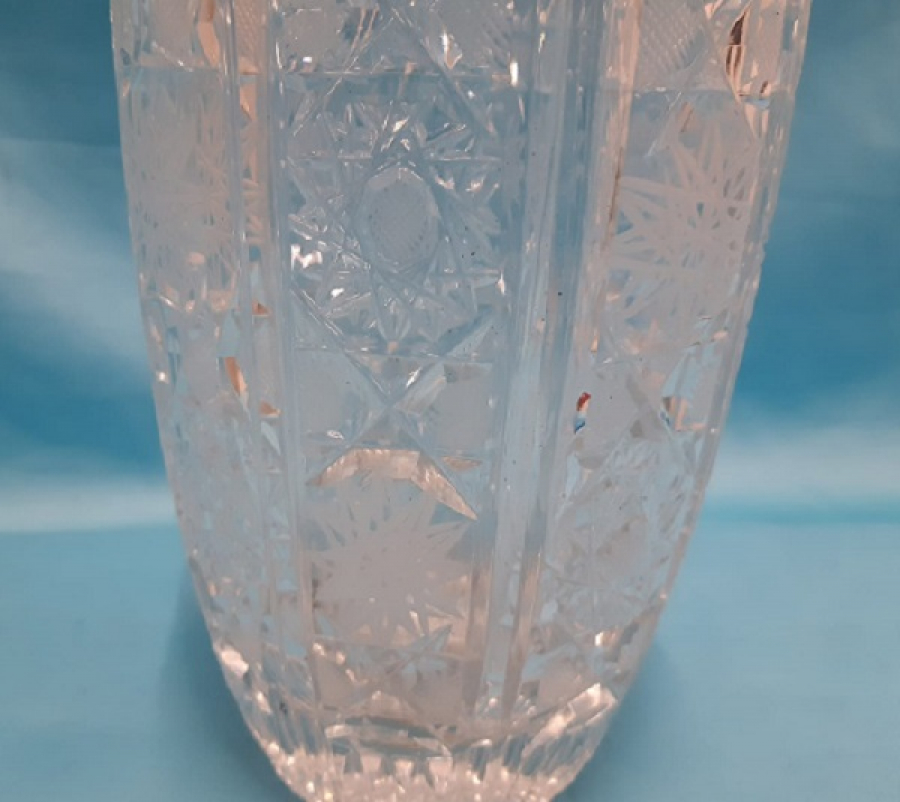 1970 KRİSTAL KESME ÜZERİ İŞLEME DESENLİ  ORTA SEHBA VEYA  MASA ÜZERİ BİLLÜR CAM  VAZO 