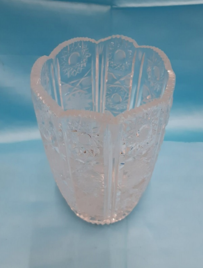 1970 KRİSTAL KESME ÜZERİ İŞLEME DESENLİ  ORTA SEHBA VEYA  MASA ÜZERİ BİLLÜR CAM  VAZO 