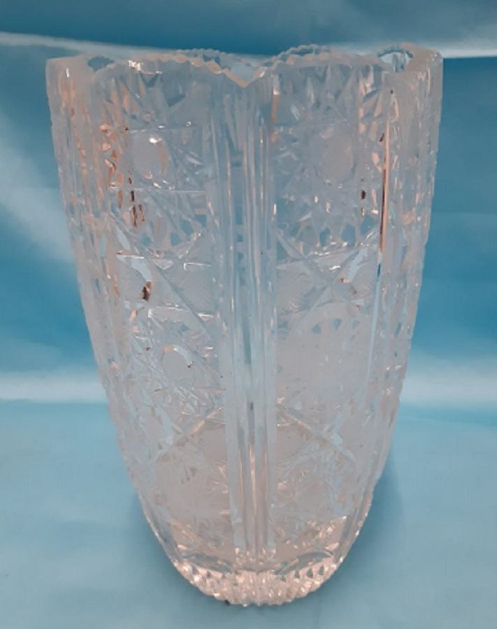 1970 KRİSTAL KESME ÜZERİ İŞLEME DESENLİ  ORTA SEHBA VEYA  MASA ÜZERİ BİLLÜR CAM  VAZO 