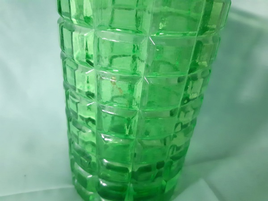 YEŞİL RENKLİ CAM KRİSTAL VAZO 