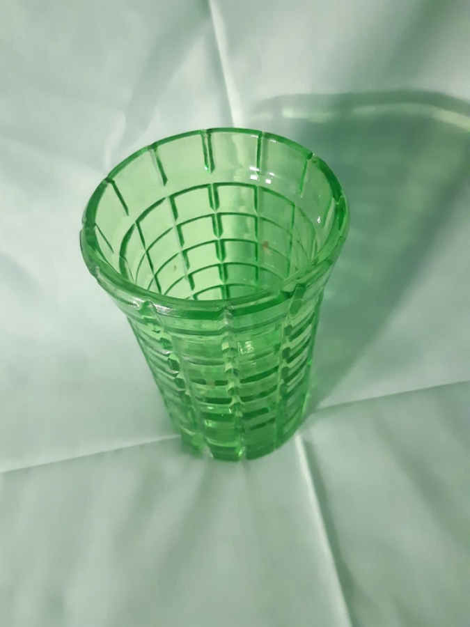 YEŞİL RENKLİ CAM KRİSTAL VAZO 