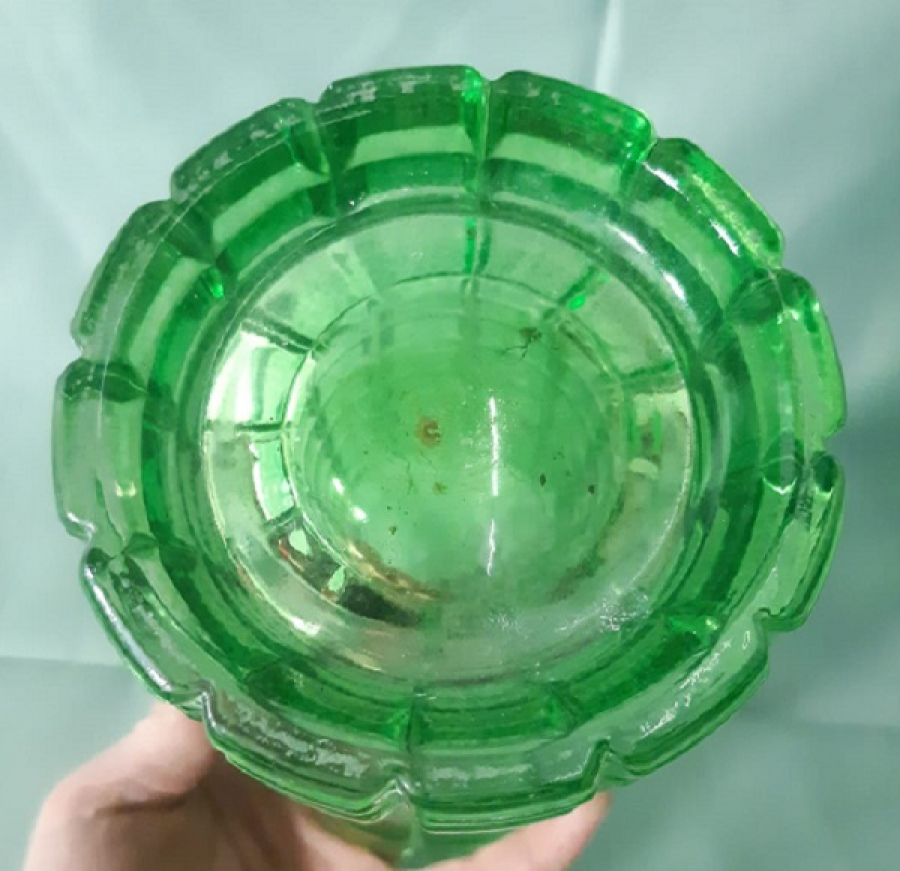 YEŞİL RENKLİ CAM KRİSTAL VAZO 