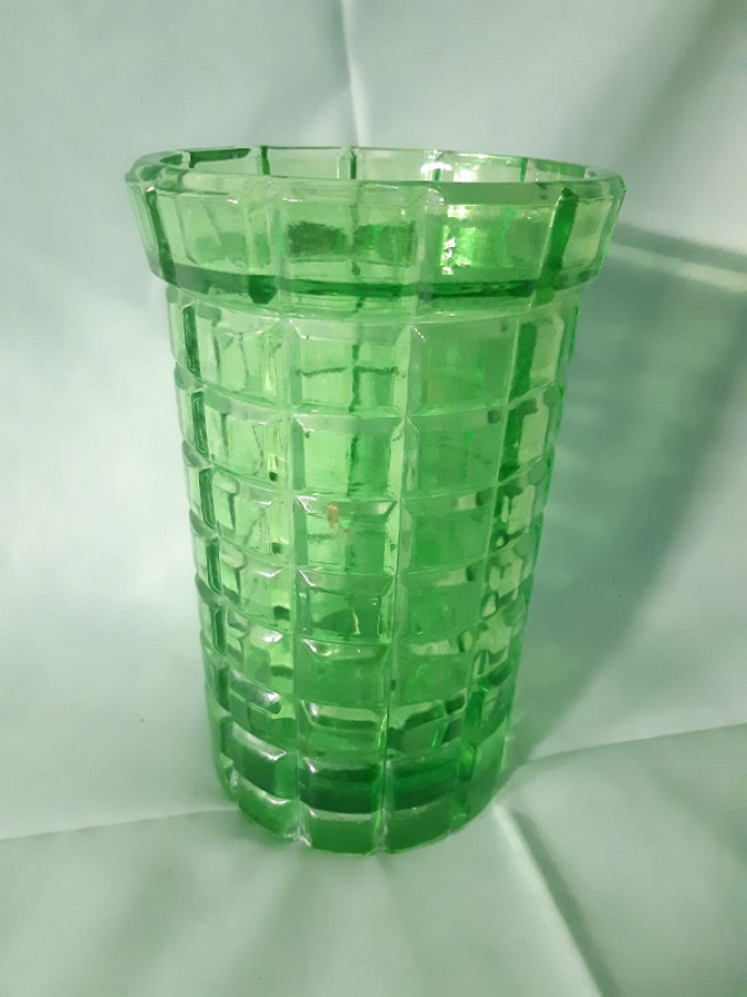 YEŞİL RENKLİ CAM KRİSTAL VAZO 