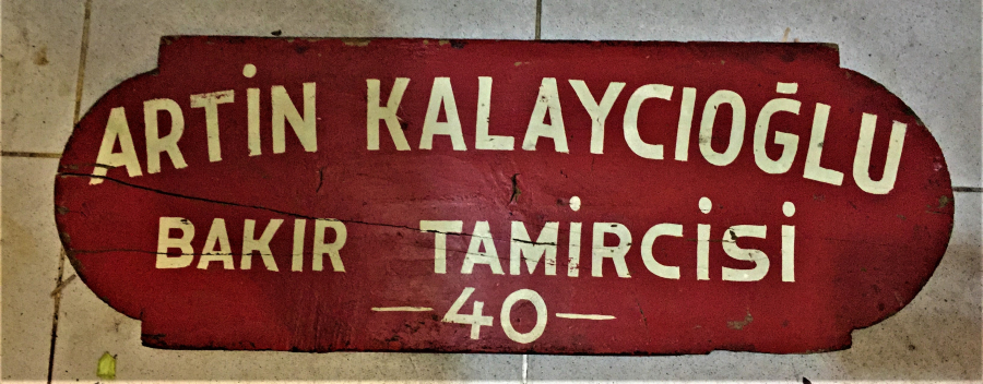 ARTİN KALAYCIOĞLU BAKIR TAMİRCİSİ 40 AHŞAP DUKKAN 1940 TABELA KIRMIZI BEYAZ EL KESİM VE BOYAMA 