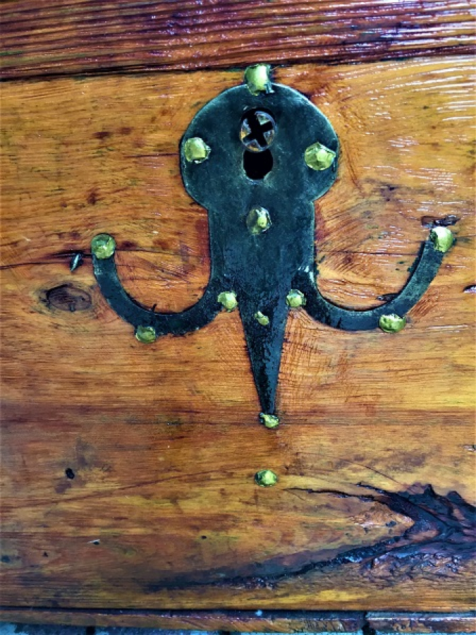 KOMPLE EL YAPIM KIRLANGIC KİLİT GECME  ÖNÜ DEMİR İŞ SÜSLEME CAM CIRA  ORTA BOY SANDIK