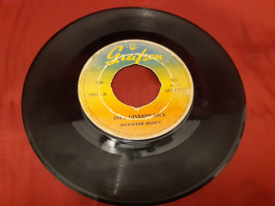  DOĞDUĞUMA PİŞMANIM MUZAFFER AKGÜN  - B İNCE GİYERİM İNCE 45 LİK YERLİ PLAK 