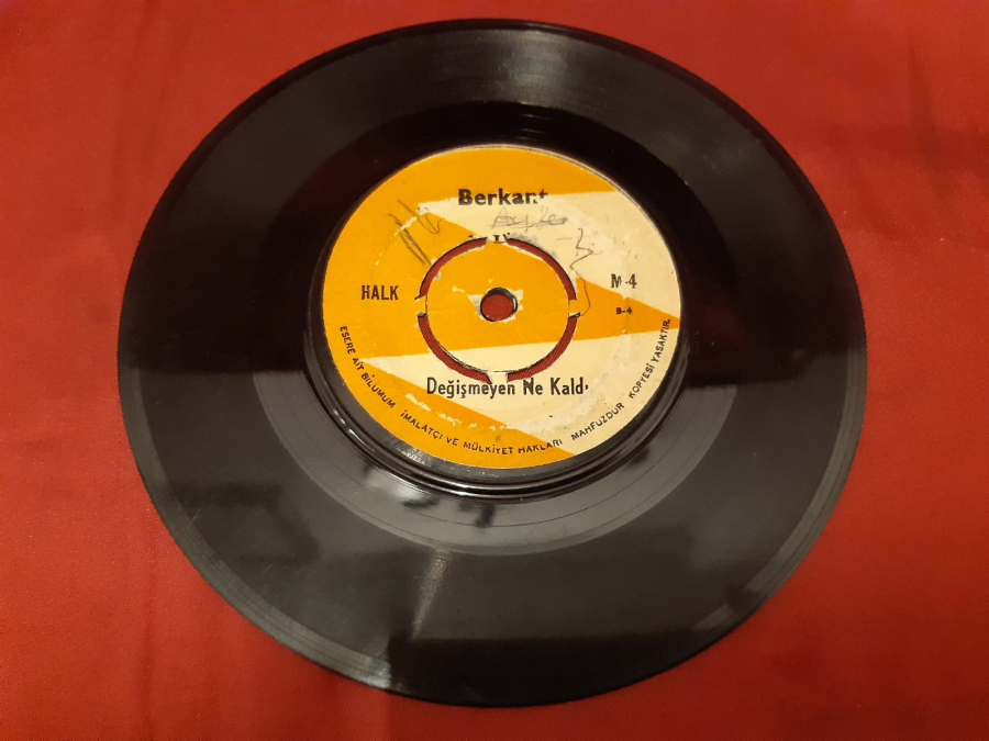 BERKANT HALK A SANA GÖNÜL VERDİM DİYE. B DEĞİŞMEYEN NE KALDI 45 LİK YERLİ PLAK 