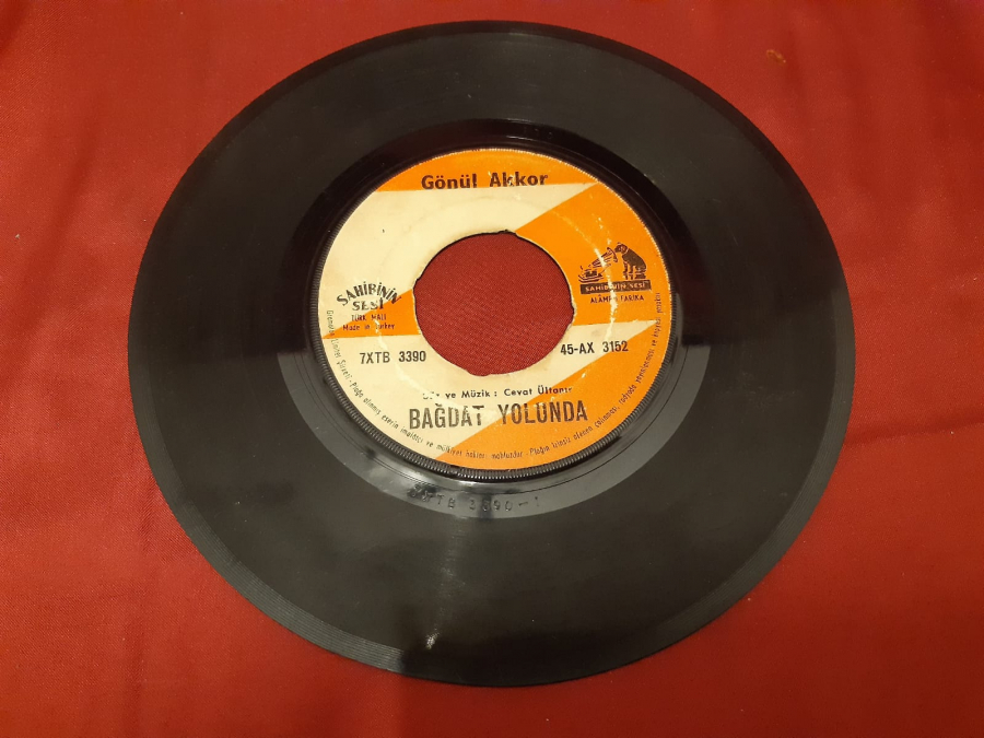 GÖNÜL AKKOR ŞAHİNİN SESİ BEŞ ÇAYINA BEKLERİM 45 LİK YERLİ PLAK
