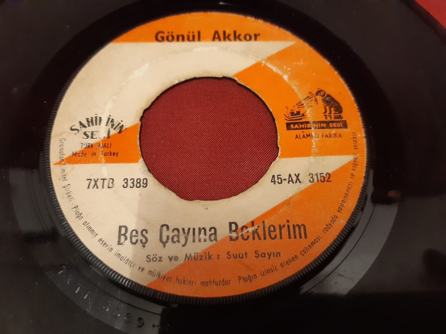 GÖNÜL AKKOR ŞAHİNİN SESİ BEŞ ÇAYINA BEKLERİM 45 LİK YERLİ PLAK
