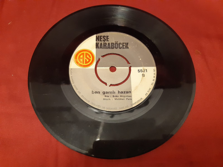 NEŞE KARA BÖCEK  A KULAKLARIN ÇINLASIN  B BEN GAMLI HAZAN 45 LİK YERLİ PLAK 