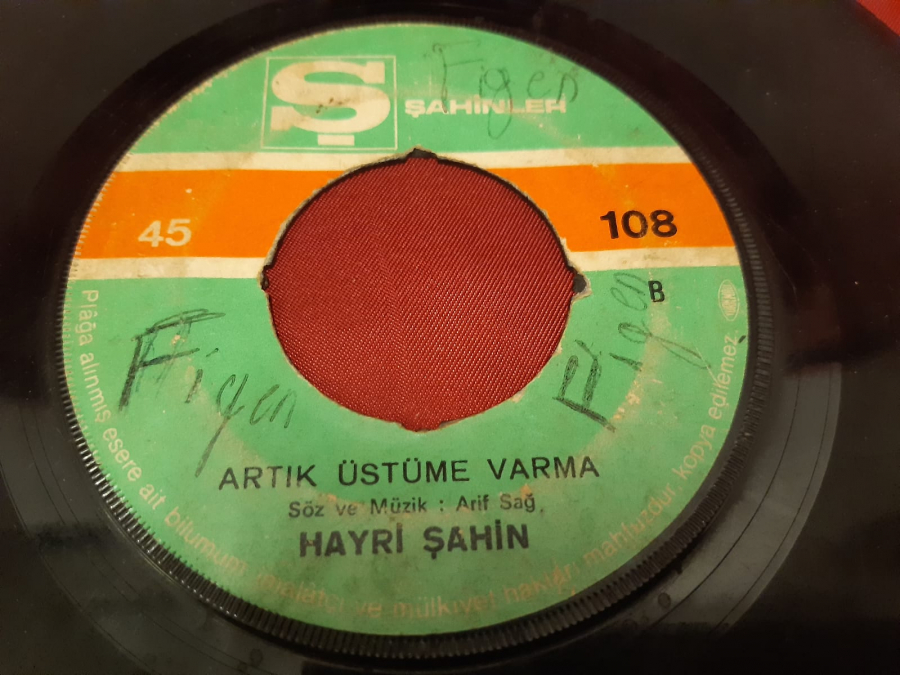 ŞAHİNLER 108 A KÖŞELERDE GİZLİCE HAYRİ ŞAHİN 108 B ARTIK ÜSTÜME VARMA SÖZ VE MÜZİK : ARİF SAĞ 45 LİK YERLİ PLAK 