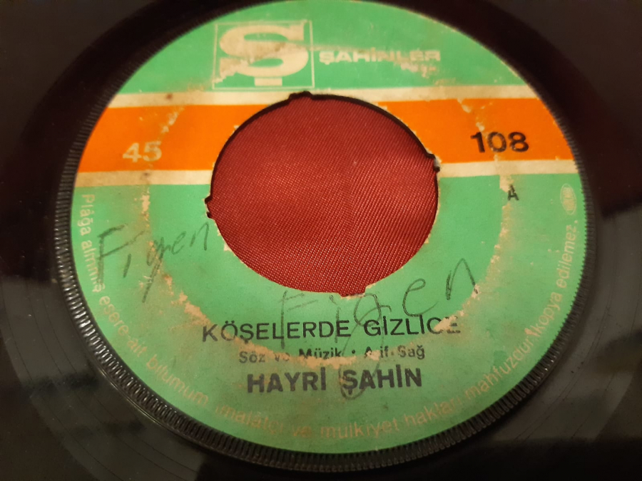 ŞAHİNLER 108 A KÖŞELERDE GİZLİCE HAYRİ ŞAHİN 108 B ARTIK ÜSTÜME VARMA SÖZ VE MÜZİK : ARİF SAĞ 45 LİK YERLİ PLAK 