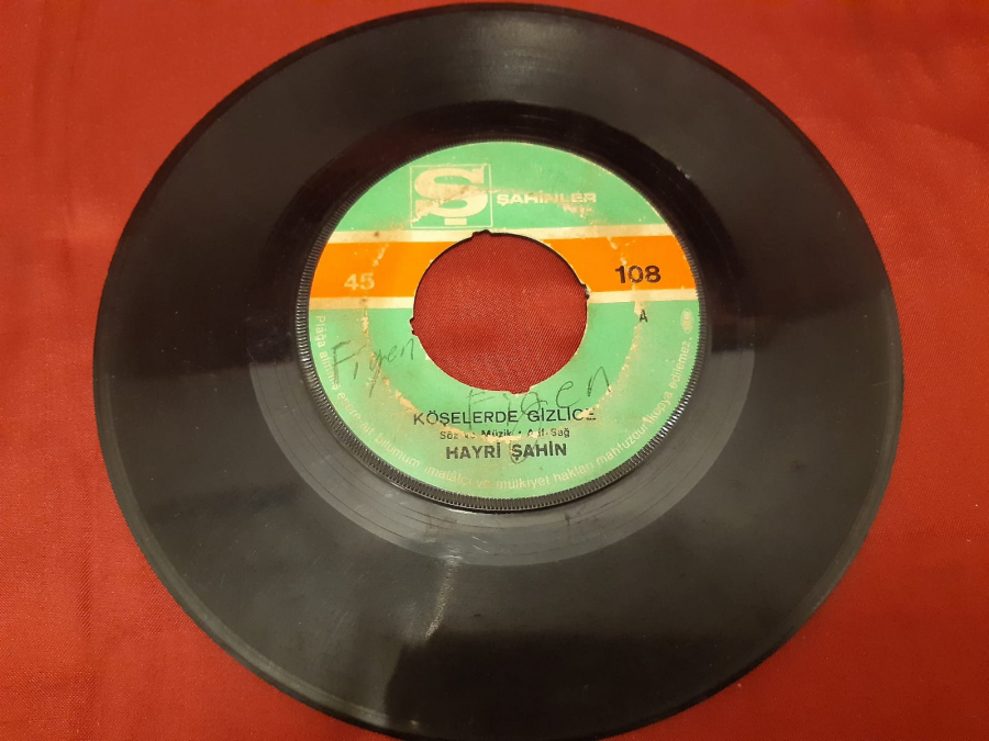 ŞAHİNLER 108 A KÖŞELERDE GİZLİCE HAYRİ ŞAHİN 108 B ARTIK ÜSTÜME VARMA SÖZ VE MÜZİK : ARİF SAĞ 45 LİK YERLİ PLAK 