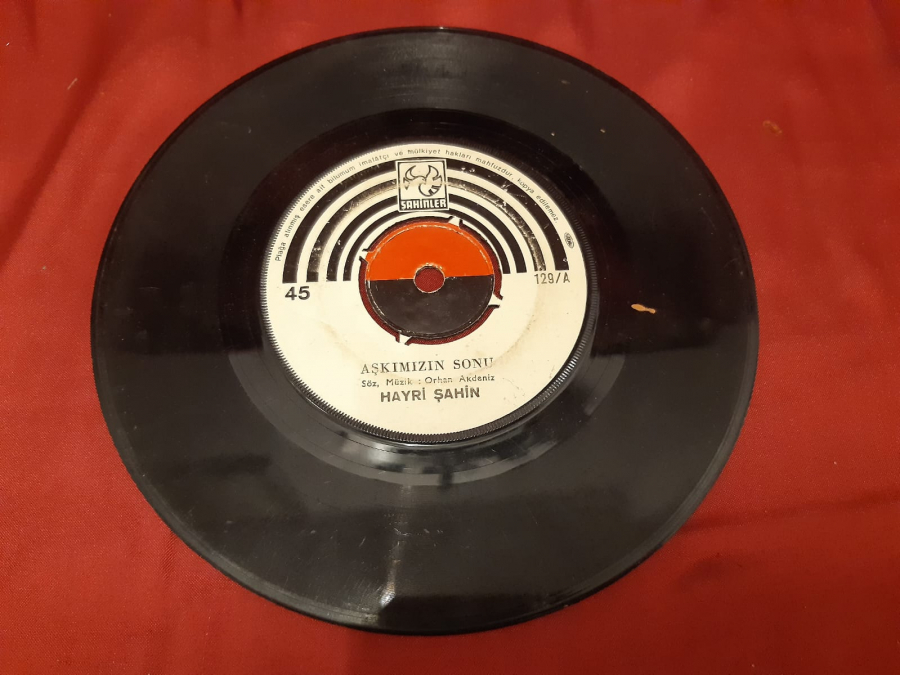 ŞAHİNLER HAYRİ ŞAHİN AŞKIMIZIN SONU  MAZİYE GÖMDÜM SENİ 45 LİK YERLİ PLAK 
