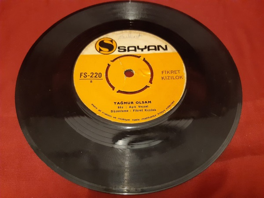 SAYAN FS - 220 A . FİKRET KIZILOK YUMMA GÖZÜN KÖR GİBİ FS - 220 B YAĞMUR OLSAM 45 LİK YERLİ PLAK 