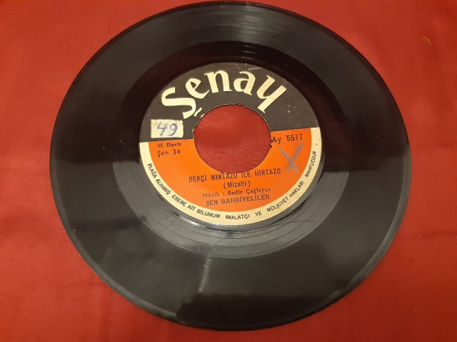 ŞENAY ŞEN BAHRIYELİLER SÜLÜMAN BABANIN ÇİFTLİĞİ-  BEKÇİ MİRTAZO İLE HIRTAZO  ( MİZAHİ ) 45 LİK YERLİ PLAK 