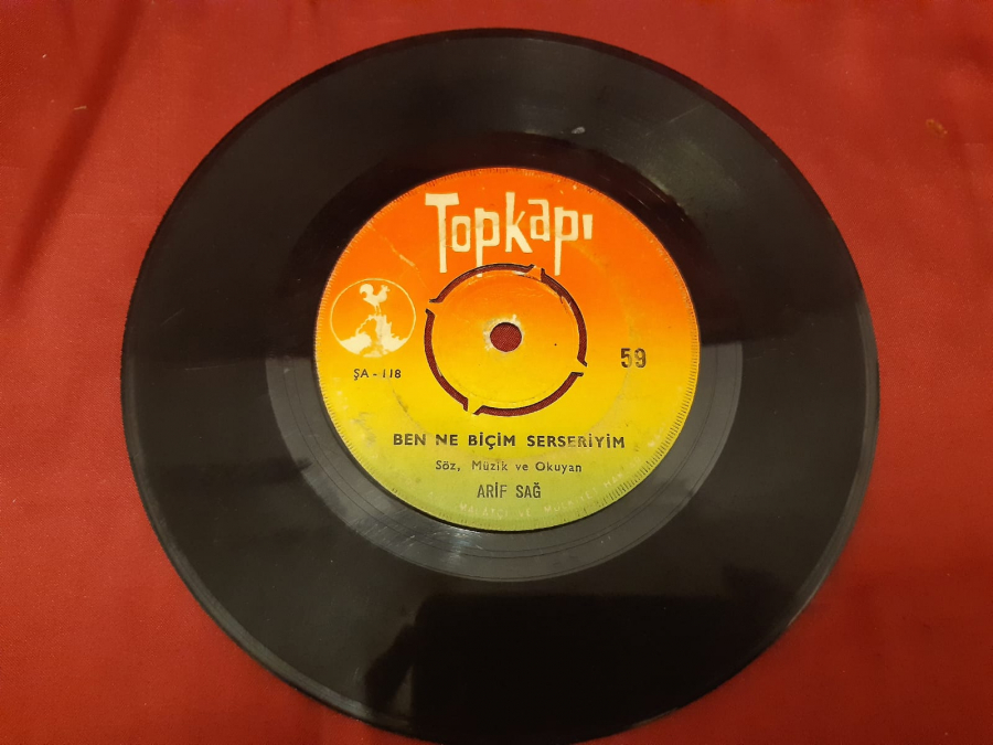 TOPKAPI ARİF SAĞ  KÖTÜ KADER SÖZ    BEN NE BİÇİM SERSERİYİM 45 LİK YERLİ PLAK 