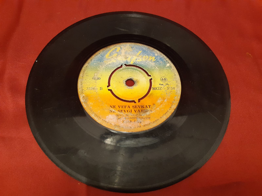  NEŞE CAN İÇİN İÇİN YANIYOR  NE VEFA ŞEVKAT , NE SEVGİ VARMIŞ 45 LİK YERLİ PLAK 