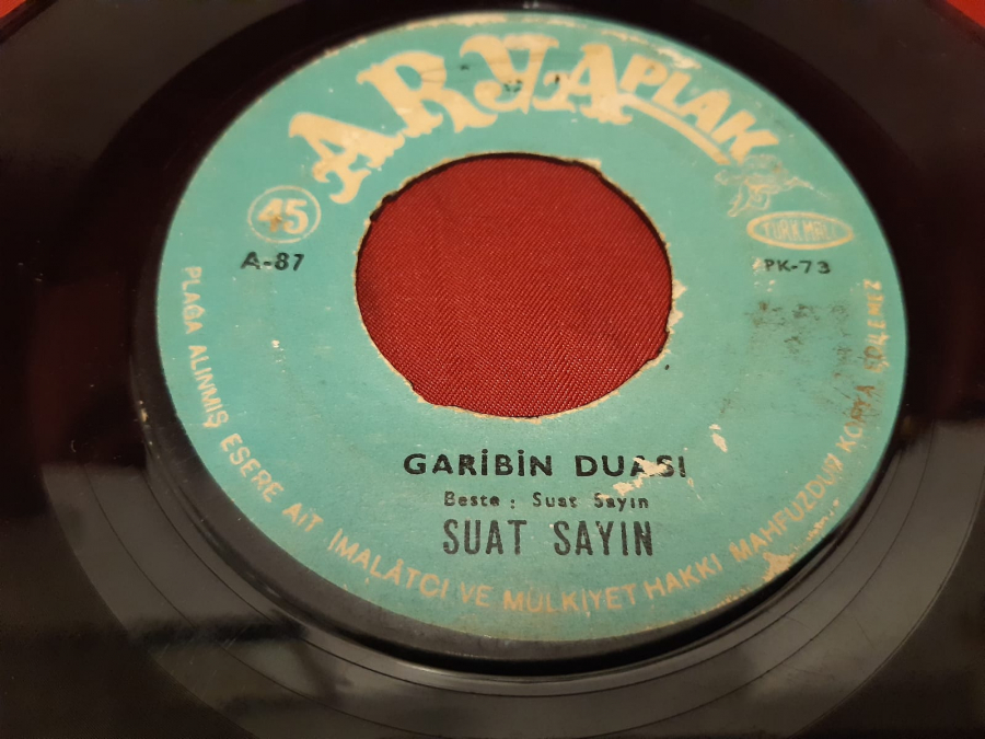 ARYA PLAK  SUAT SAYIN GARİBİN DUASI  MENFAAT DÜNYASI SUAT SAYIN . 45 LİK YERLİ PLAK 