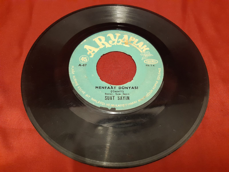 ARYA PLAK  SUAT SAYIN GARİBİN DUASI  MENFAAT DÜNYASI SUAT SAYIN . 45 LİK YERLİ PLAK 