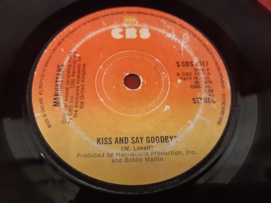 CBS PLAK SİDE A KISS AND SAY GOODBYR . MANHATTANS . SİDE B WONDERFUL WORLD OF LOVE 45 LİK YABANCI PLAK 