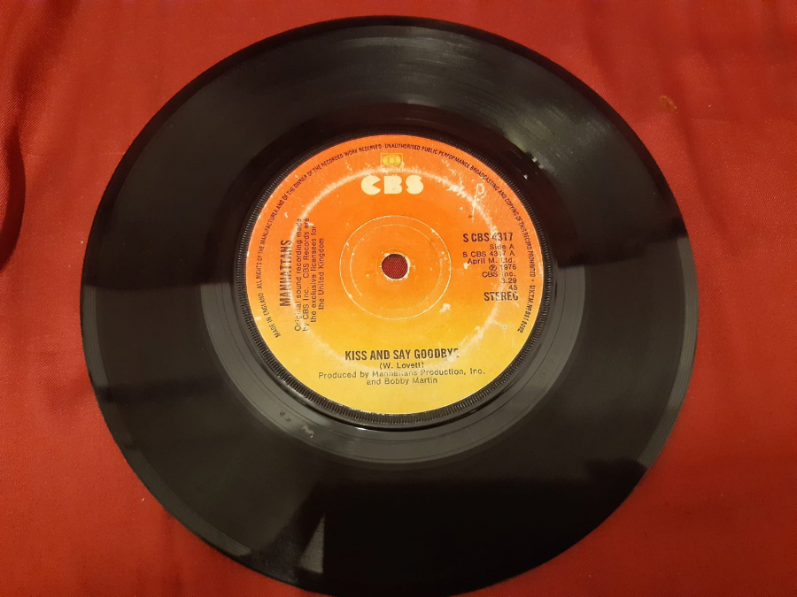 CBS PLAK SİDE A KISS AND SAY GOODBYR . MANHATTANS . SİDE B WONDERFUL WORLD OF LOVE 45 LİK YABANCI PLAK 
