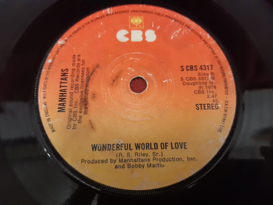 CBS PLAK SİDE A KISS AND SAY GOODBYR . MANHATTANS . SİDE B WONDERFUL WORLD OF LOVE 45 LİK YABANCI PLAK 