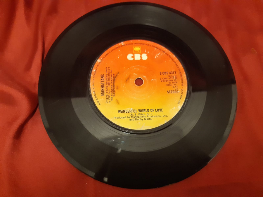 CBS PLAK SİDE A KISS AND SAY GOODBYR . MANHATTANS . SİDE B WONDERFUL WORLD OF LOVE 45 LİK YABANCI PLAK 