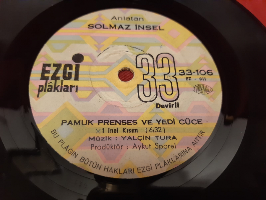 EZCİ PLAK  ANLATAN SOLMAZ İNSEL 33 - 106 EZ - 011 PAMUK PRENSES VE YEDİ CÜCE 45 LİK PLAK MASAL