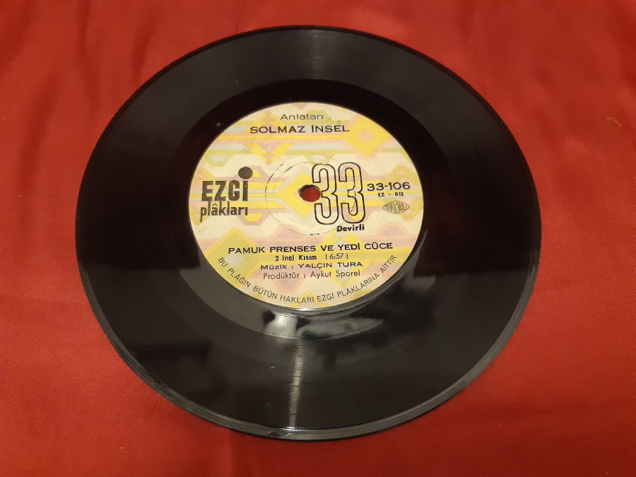 EZCİ PLAK  ANLATAN SOLMAZ İNSEL 33 - 106 EZ - 011 PAMUK PRENSES VE YEDİ CÜCE 45 LİK PLAK MASAL