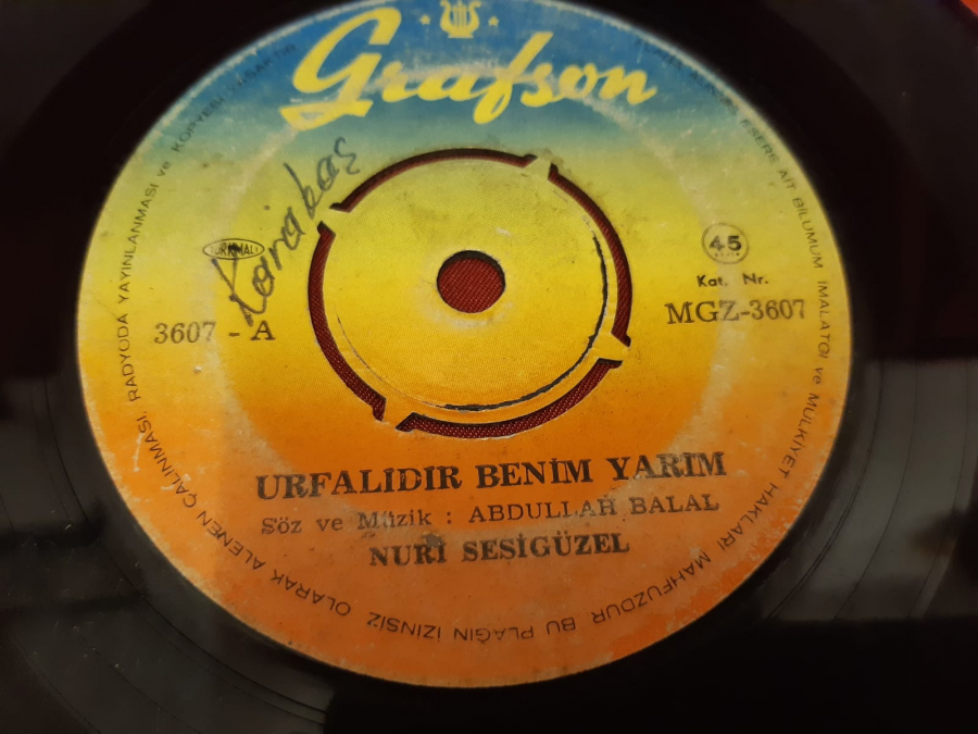 GRAFSON 3607 - A URFALIDIR BENİM YARIM NURİ SESİ GÜZEL 3607 - B SIRMA SAÇLARI KAR OLMUŞ 45 LİK YERLİ PLAK 