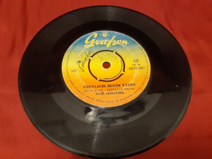 GRAFSON 3607 - A URFALIDIR BENİM YARIM NURİ SESİ GÜZEL 3607 - B SIRMA SAÇLARI KAR OLMUŞ 45 LİK YERLİ PLAK 