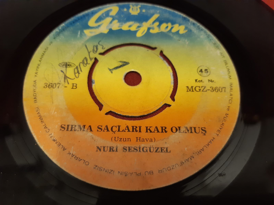 GRAFSON 3607 - A URFALIDIR BENİM YARIM NURİ SESİ GÜZEL 3607 - B SIRMA SAÇLARI KAR OLMUŞ 45 LİK YERLİ PLAK 