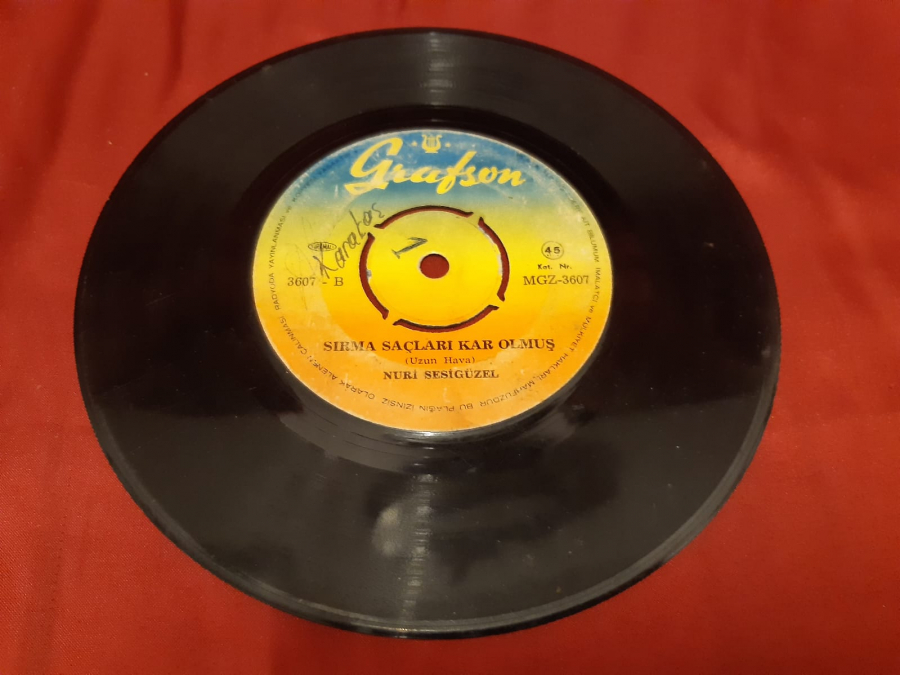 GRAFSON 3607 - A URFALIDIR BENİM YARIM NURİ SESİ GÜZEL 3607 - B SIRMA SAÇLARI KAR OLMUŞ 45 LİK YERLİ PLAK 