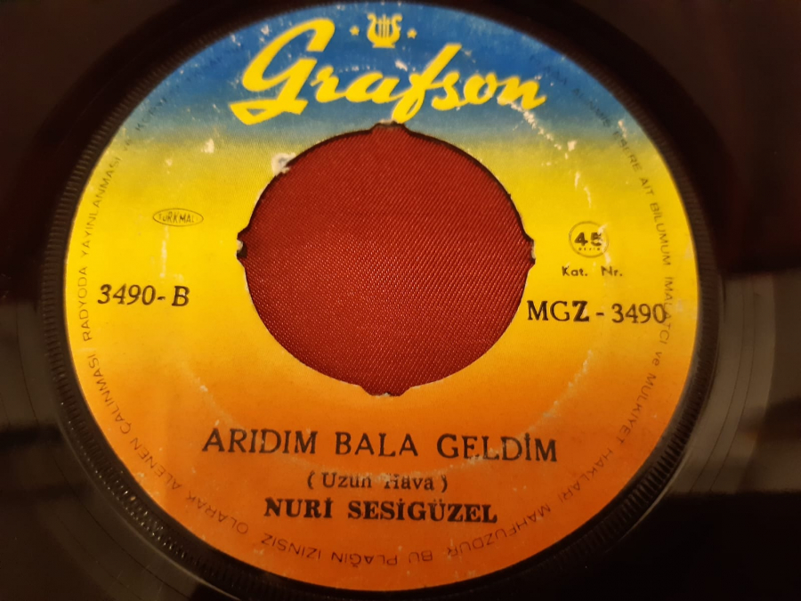 GRAFSON PLAK 3490 A SEVDİĞİMİ ALIP BENİ AĞLATTI NURİ SESİ GÜZEL 3490 - B ARIDIM BALA GELDİM 45 LİK YERLİ PLAK 